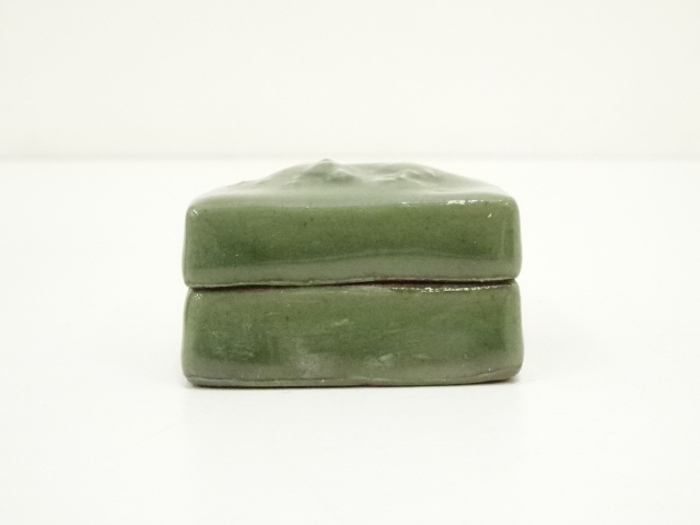  栄山造　青磁丑香合（保護箱）